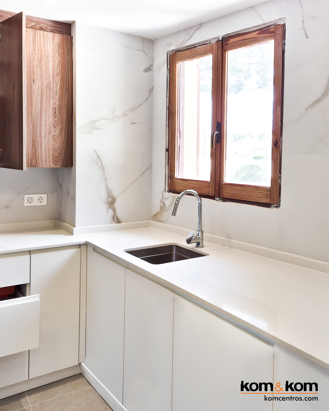 cocina moderna blanca y madera nogal sin tiradores